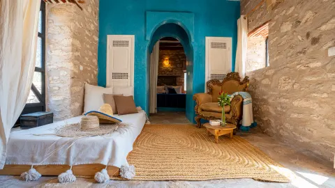 L'Ipoméa, salon avec banquette et arche bleue - Atlantis 12, Essaouira