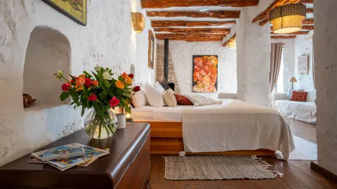 La Pluméria, bouquet de roses devant le lit