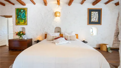La Pluméria, lit blanc et poutres en bois - Atlantis 12, Essaouira