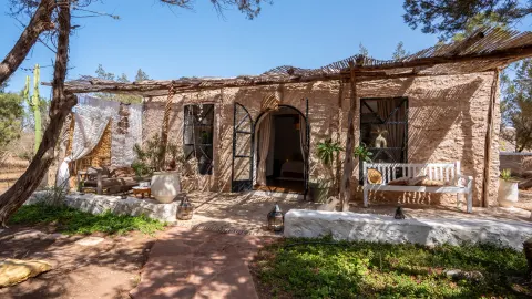 La Pluméria, façade et terrasse sous la pergola